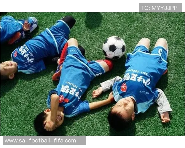 幼儿足球启蒙之旅:在绿茵场上追逐梦想与快乐的成长故事 幼儿足球启蒙之旅:在绿茵场上追逐梦想与快乐的成长故事